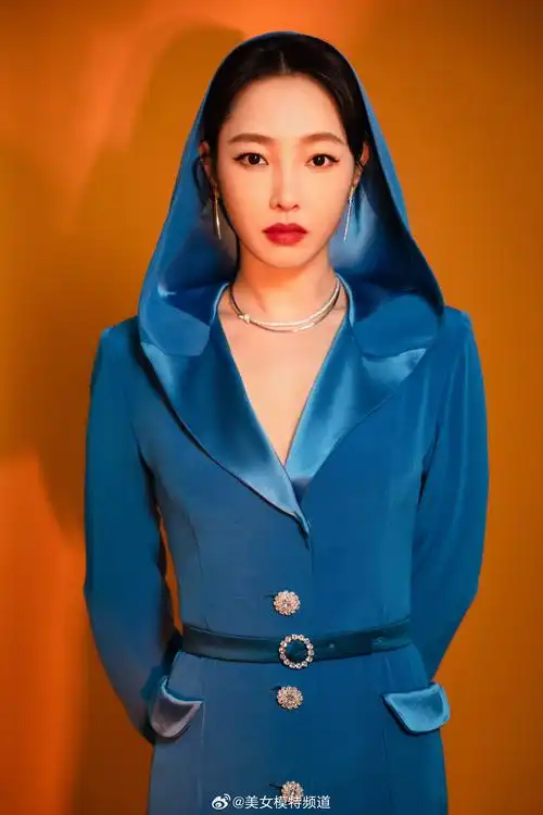 白百何蓝裙袅袅摇曳生姿