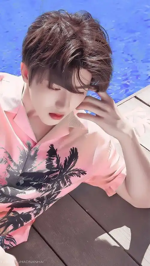 蔡徐坤壁纸我喜欢你笑起来眉眼弯弯更喜欢你舞台上炸裂的台风