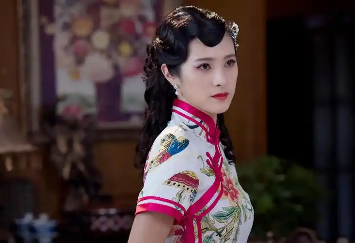 1998年,靳东有幸与岳红,刘敏涛等人合作出演电视剧《母亲》,而他在该