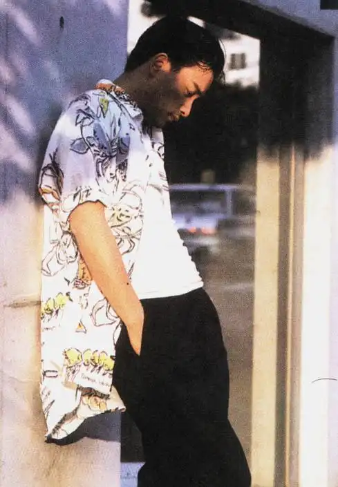 早年他在电影里只是一个漂亮的男人看着女人们爱怨痴嗔