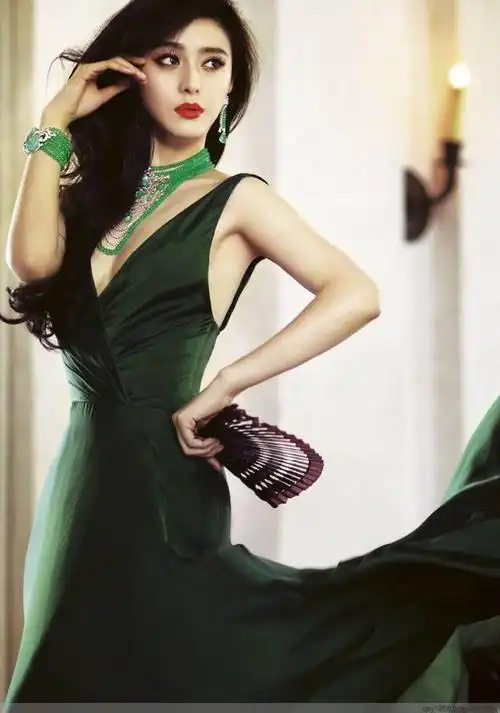 不是指大波浪卷发,而是指偏分的方向.