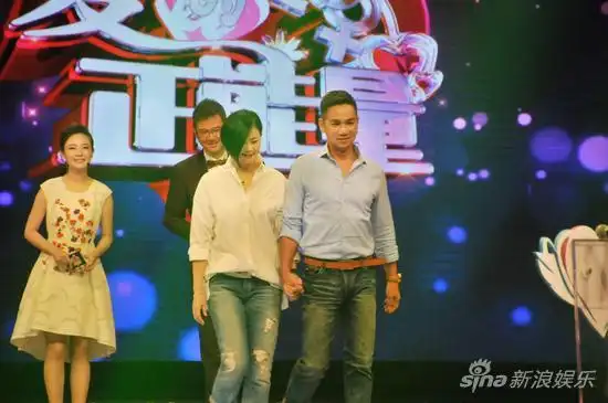 骆达华,卢燕十指相扣