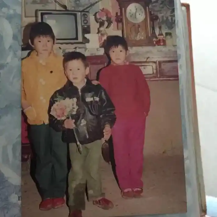 特意找了几张比较年久的照片,儿时的姐弟三人和17岁那年的我, - 抖音