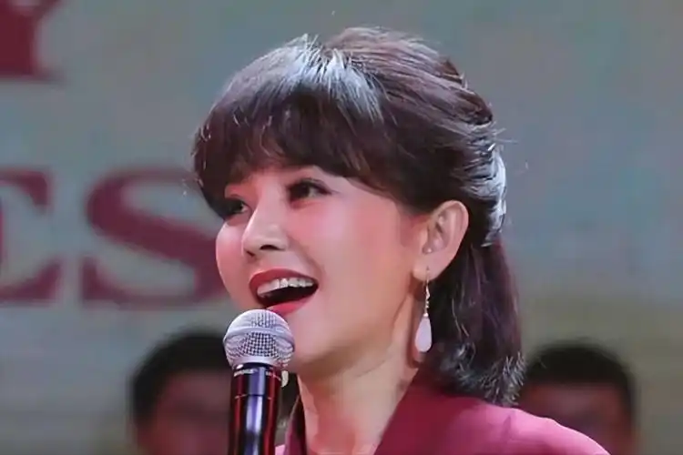 回顾主持人方琼嫁大8岁副台长为闪婚丈夫生儿子活成人生赢家