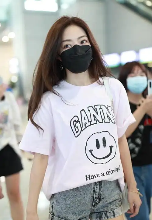 邓家佳错失白玉兰女配后现身机场穿热裤秀美腿