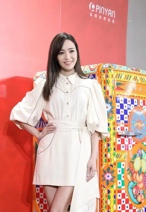 侯佩岑米色连衣裙靓丽气质迷人活动照图片14