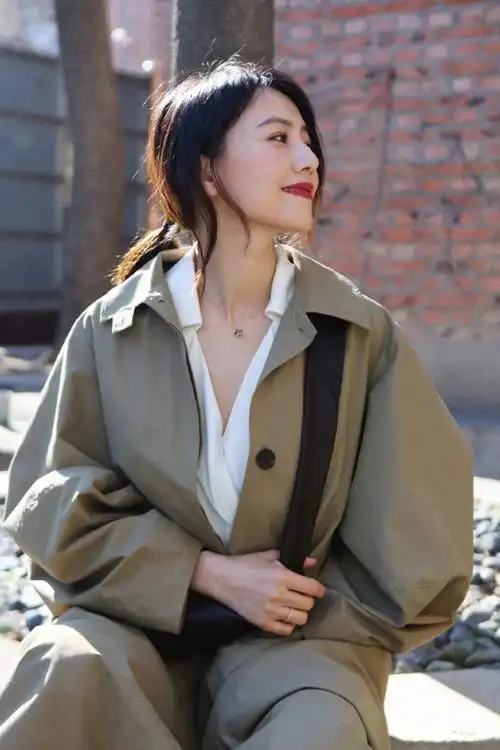 高圆圆穿风衣漫步街头笑容灿烂暖化人心