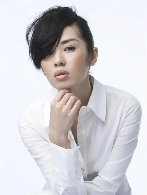 余男穿军装让你忍不住夸奖