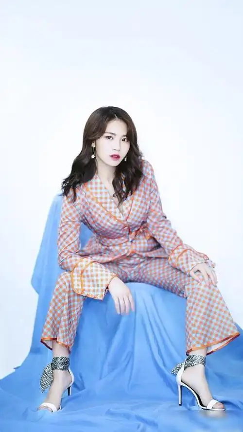 快女黄英如今31岁的她穿出少女范儿气质不减当年风采