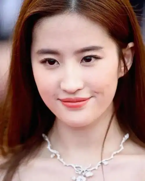 刘亦菲在国外穿花朵裙戴钻石项链,脸部特写完美无瑕更显美丽高调