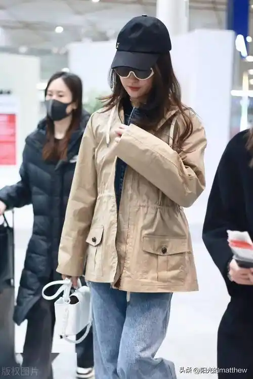 街拍:刘亦菲风衣搭配牛仔套装时髦利落_北京_机场