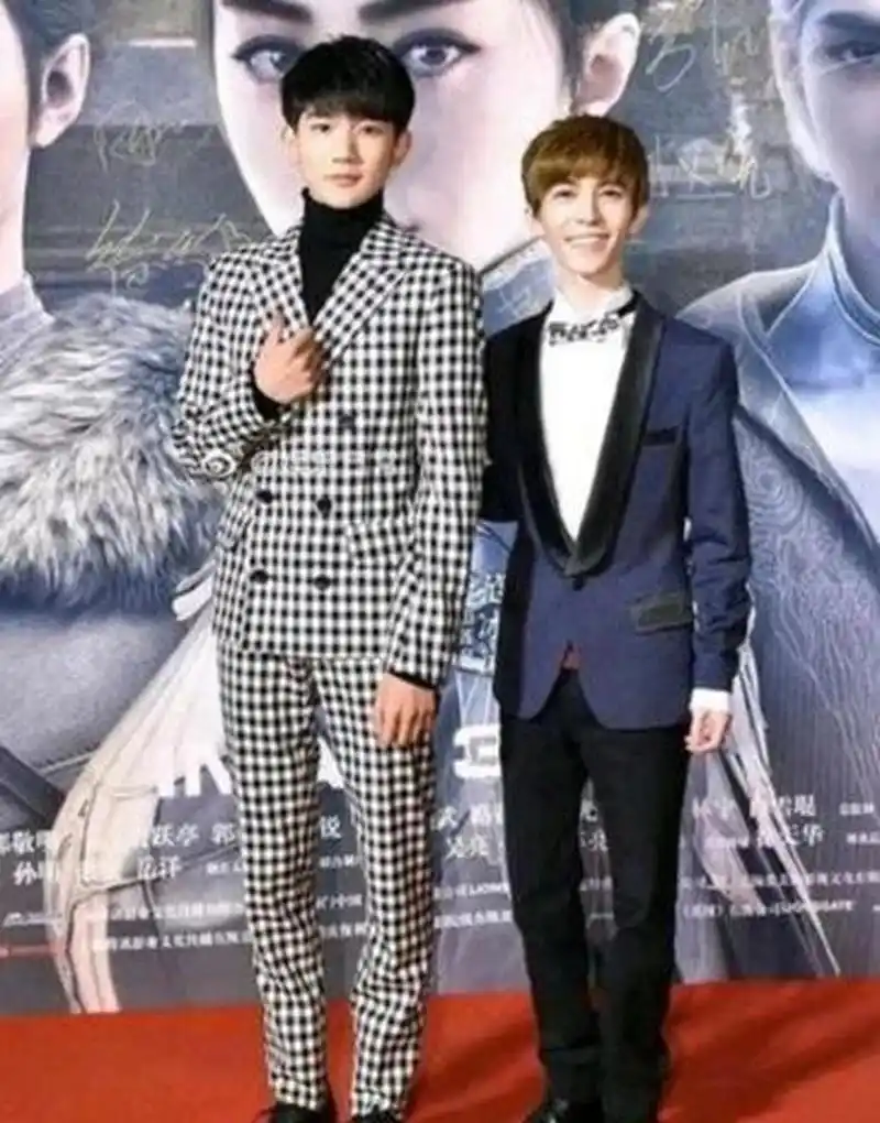 网友:王源的身高是个谜