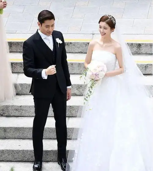 43岁男明星结婚6年终于当爸,小12岁的妻子颜值超高|李多海|李准基