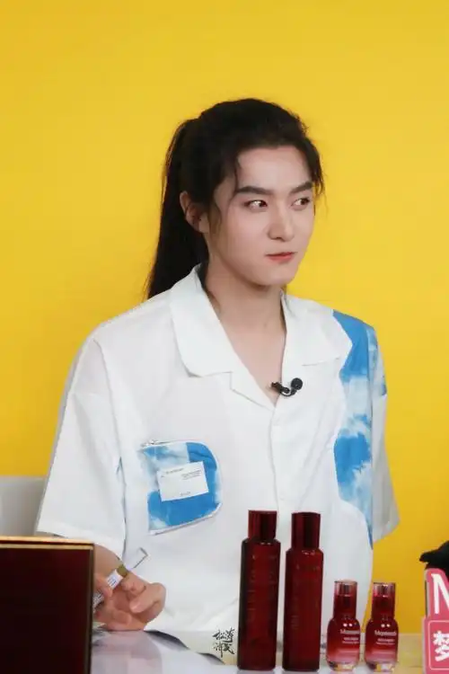 薛八一超话97#梦妆星推官薛八一#20210716    梦妆直播- 冒着泡泡的