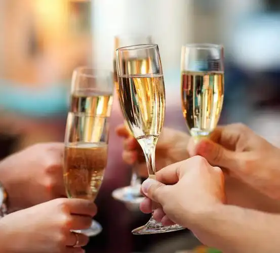 碰杯酒杯庆祝庆贺酒生啤扎啤精酿商业团队在办公室里喝酒团队加油商务