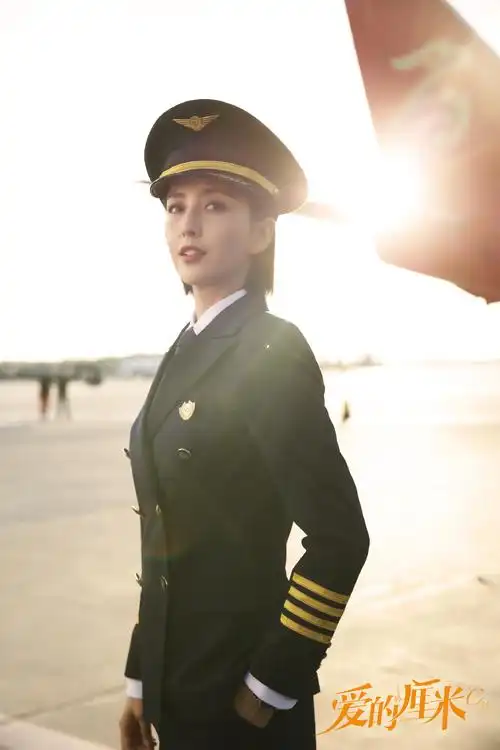 佟丽娅爱的厘米机长制服造型图片56