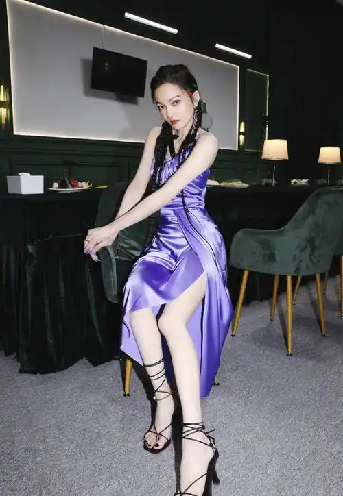 原创张韶涵最新写真曝光全身黑色配双绑带凉鞋一般人驾驭不了