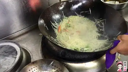 看看炒菜10年的饭店大厨是怎么做土豆丝的,这厨艺值多少钱一个月