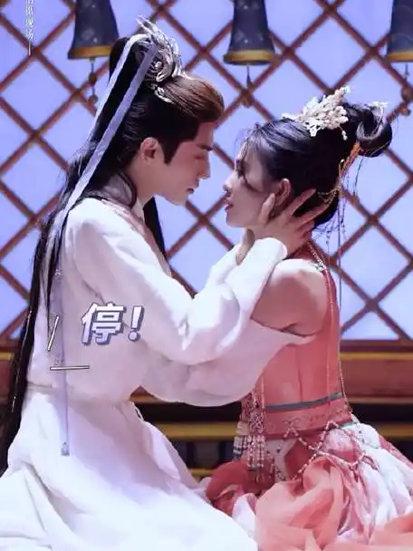 长月烬明 冥夜桑酒吻戏花絮:罗云熙白鹿好会亲,太欲了