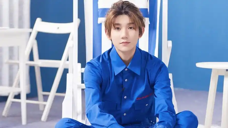 51m上传时间:2020-06-16壁纸标签:王源明星明星风尚壁纸封面图王源