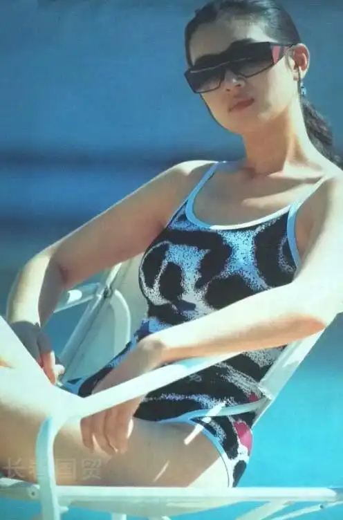 组图:巩俐多年前青涩泳装旧照曝光 清纯甜美眼神清澈
