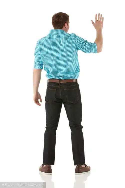 一个男人挥手的背影