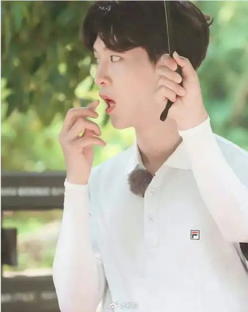 范丞丞啃手##新娱