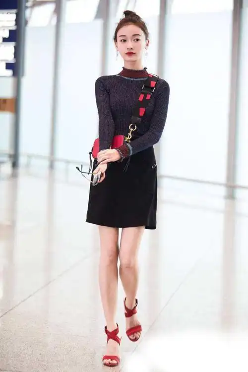 吴谨言穿粉色修身裙,香肩迷人,网友直呼:这骨架太小巧了