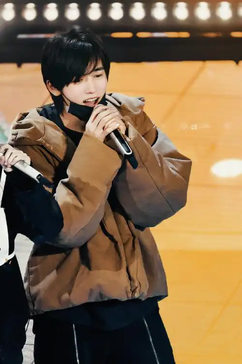 湖南卫视元宵喜乐会##宋亚轩提醒田震##宋亚轩说我觉得爱是我和你们