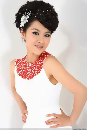 纯朴高雅女歌手春天