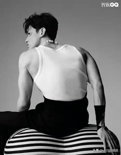 白敬亭晒最新露胸肌性感照,粉丝:我眼都看直了