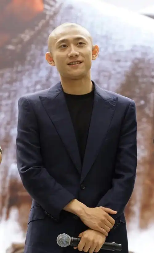 张一山光头形象现身新剧首映礼将与老戏骨李幼斌同台飙戏