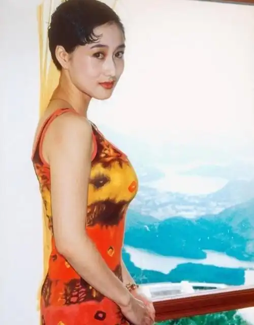 利智年轻时泳装秀利智当年到底多美