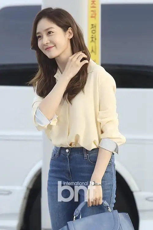 组图:新婚人妻成宥利飞夏威夷 清新素雅现机场_高清图集_新浪网