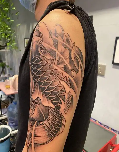 鱼纹身图片肩部手臂新传统老传统纹身图案