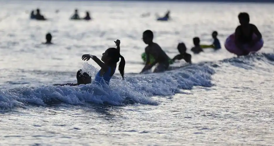 海南三亚入伏首日 市民游客海边戏水避暑