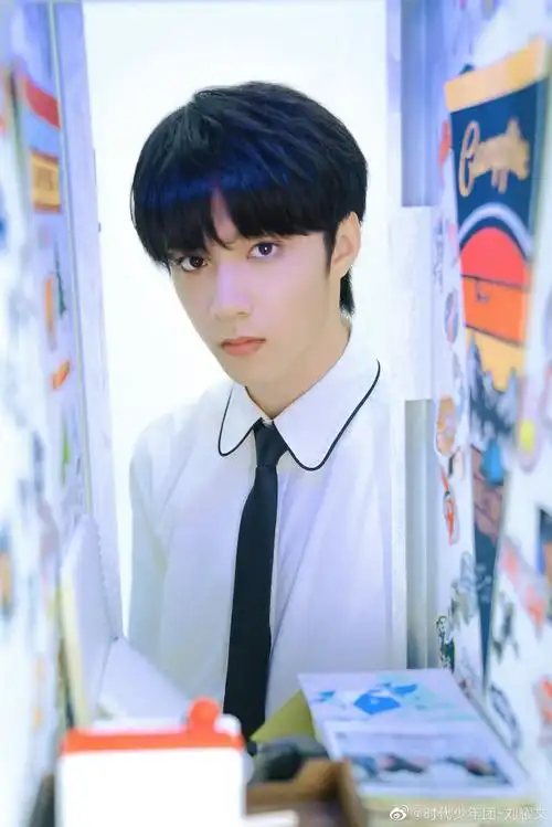 迫不及待地给大家分享不同颜色穿衬衣的耀文啦!