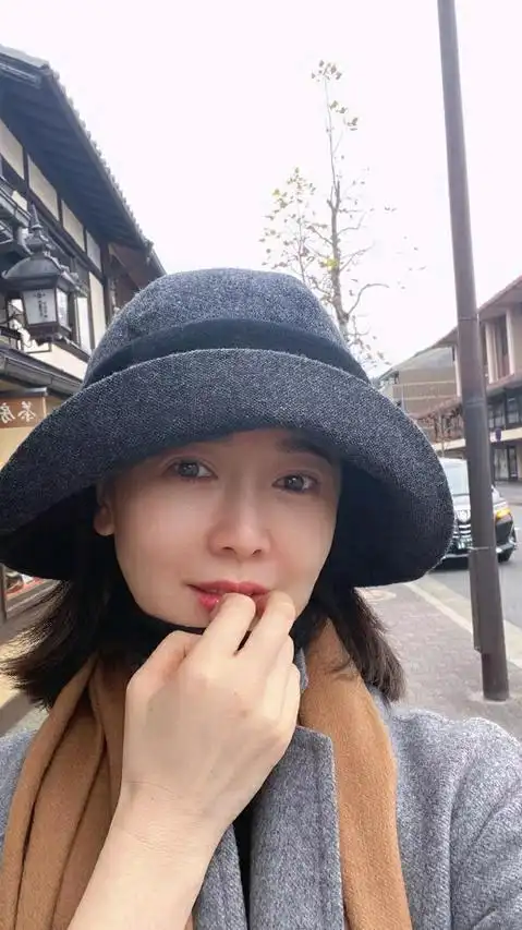 42岁左小青晒素颜照,嫁年长20岁富商,8岁女儿可爱伶俐!