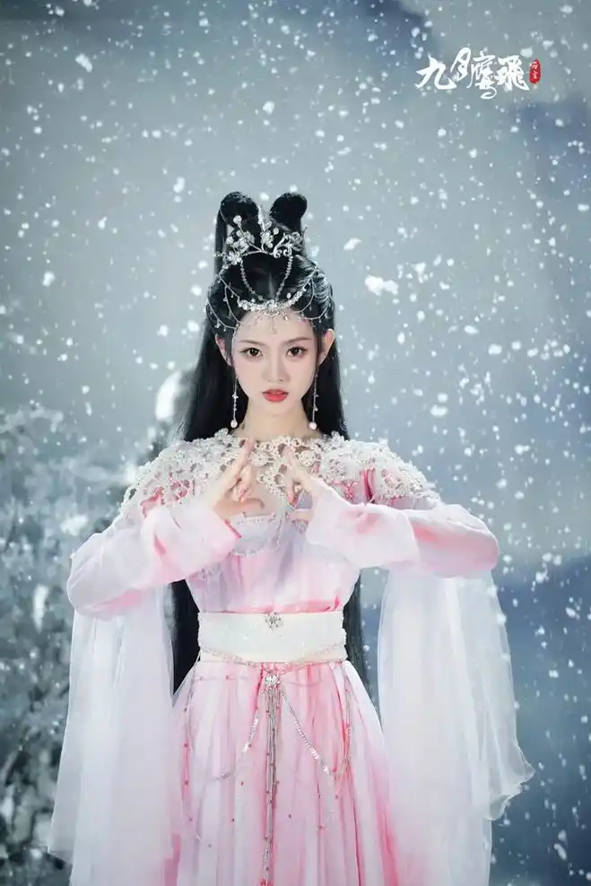 古力娜扎04余靖秋.雪鹰领主.#古装拍摄 #汉服写真 #汉服 - 抖音