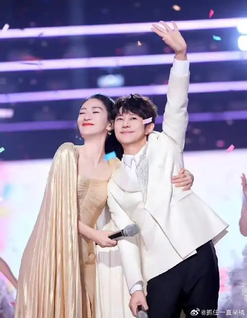 谢娜何炅同框合照