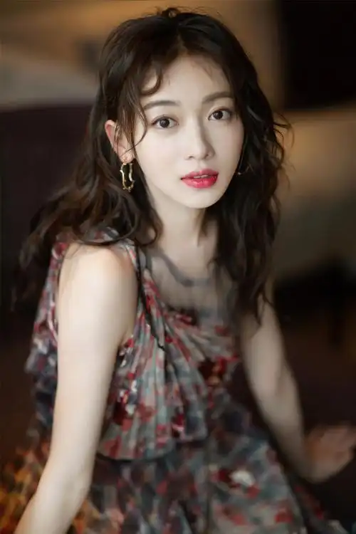 今晚@吴谨言y 亮相电视剧品质盛典红毯