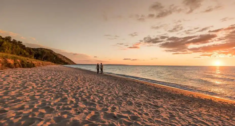 在自由的海滩上漫步,享受平静生活