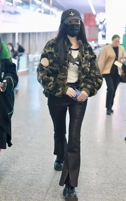 张天爱亮相北京机场,这次搭配得很有潮流感,像个迷人的街头少女|皮裤