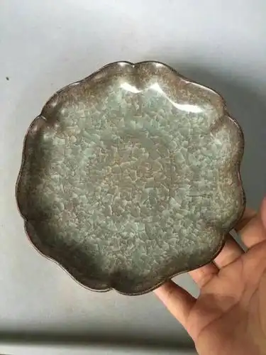 懂的朋友看看宋官窑冰裂纹花口盘