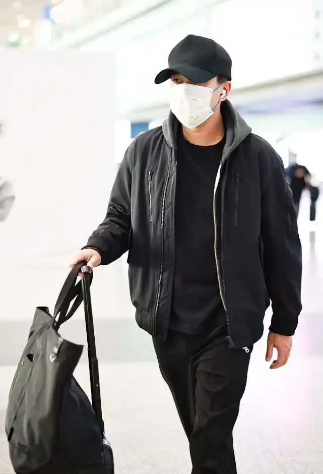 原创刘恺威气质真好穿一身黑还很活力47岁看着也像小鲜肉