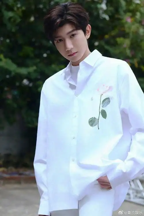 被王源纯白套装造型狠狠帅到春日氛围感的清爽大帅哥要一起春游嘛