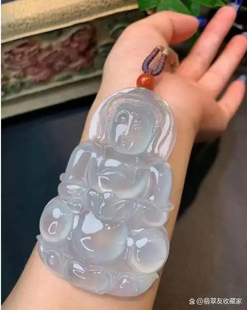 女士戴翡翠吊坠是非常时尚和优雅的选择.