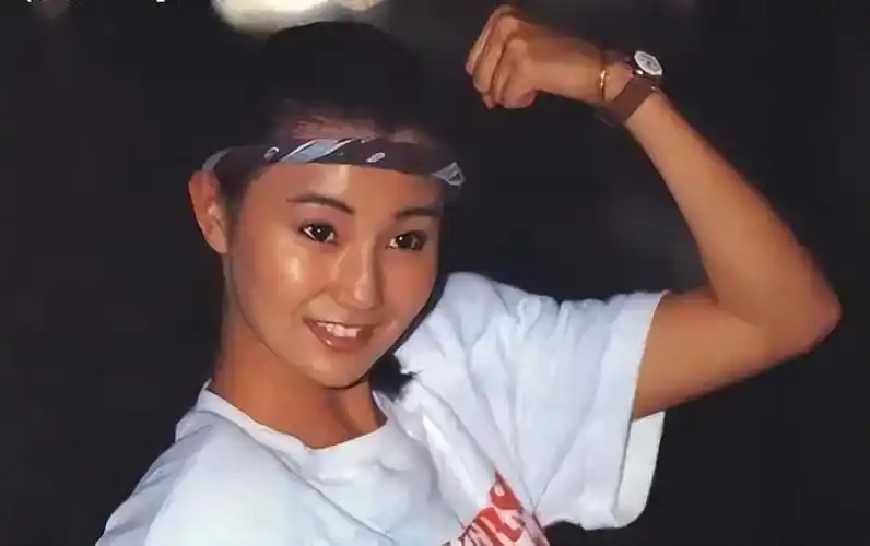 张曼玉1964年在香港出生,8岁的时候和家人一起移居英国,或许和国外的