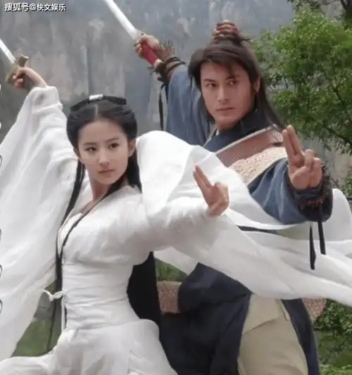 刘亦菲拍戏不幸溺水差点身亡!黄晓明跳瀑布救人,时隔18年被曝光