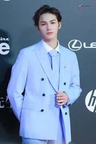 18日晚,朱正廷一袭浅蓝色西装亮相mahb时尚先生盛典红毯,蓝色西装给